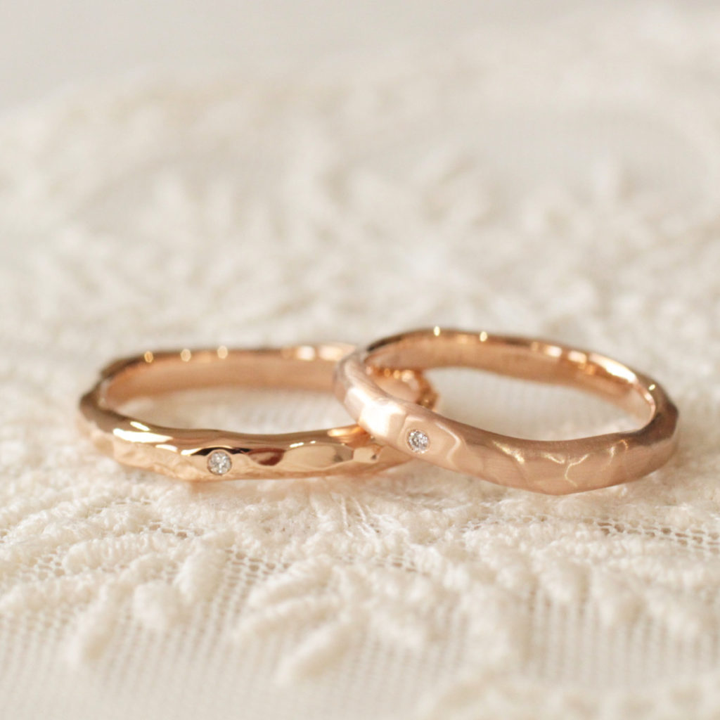 マリージュエリーの手作り結婚指輪　槌目のマリッジリング　ピンクゴールドで華やか　長野県軽井沢のオーダーメイド工房