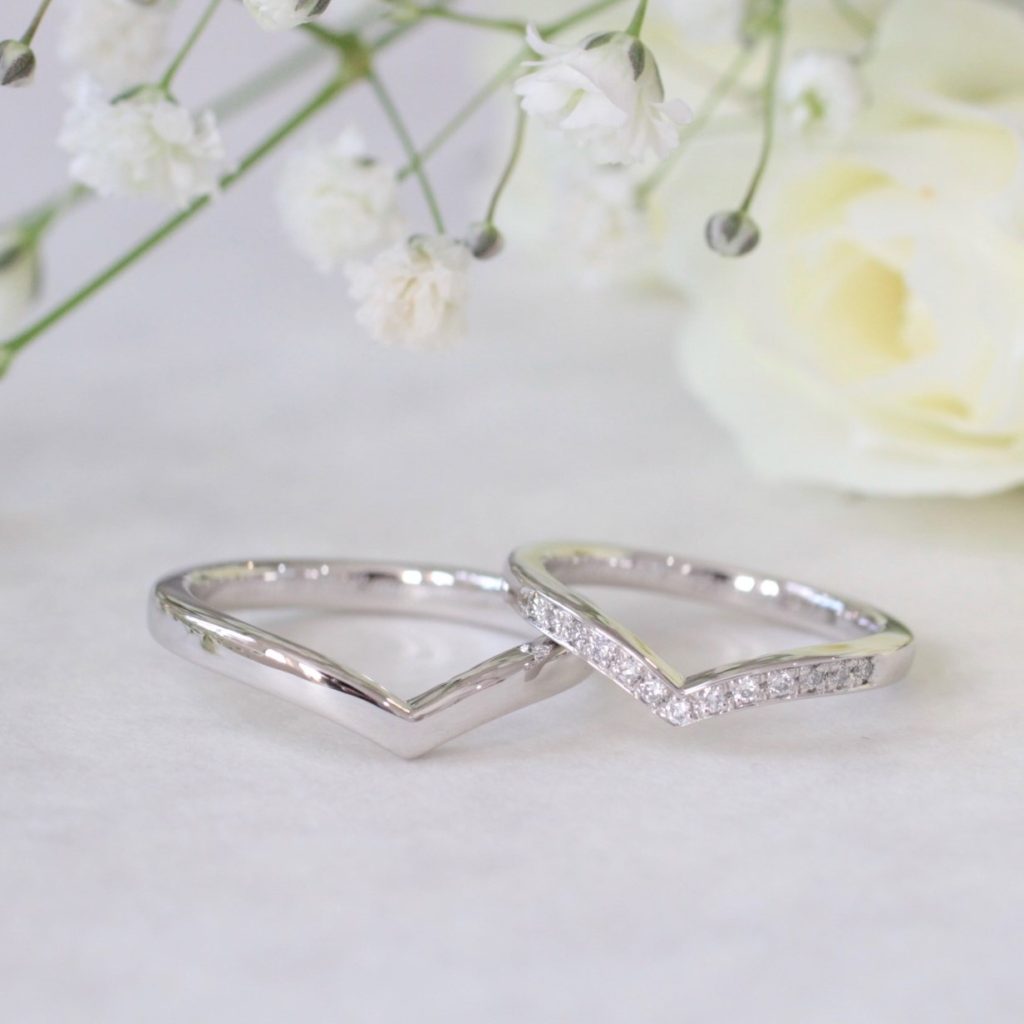 V字の形とダイヤモンドが美しい結婚指輪