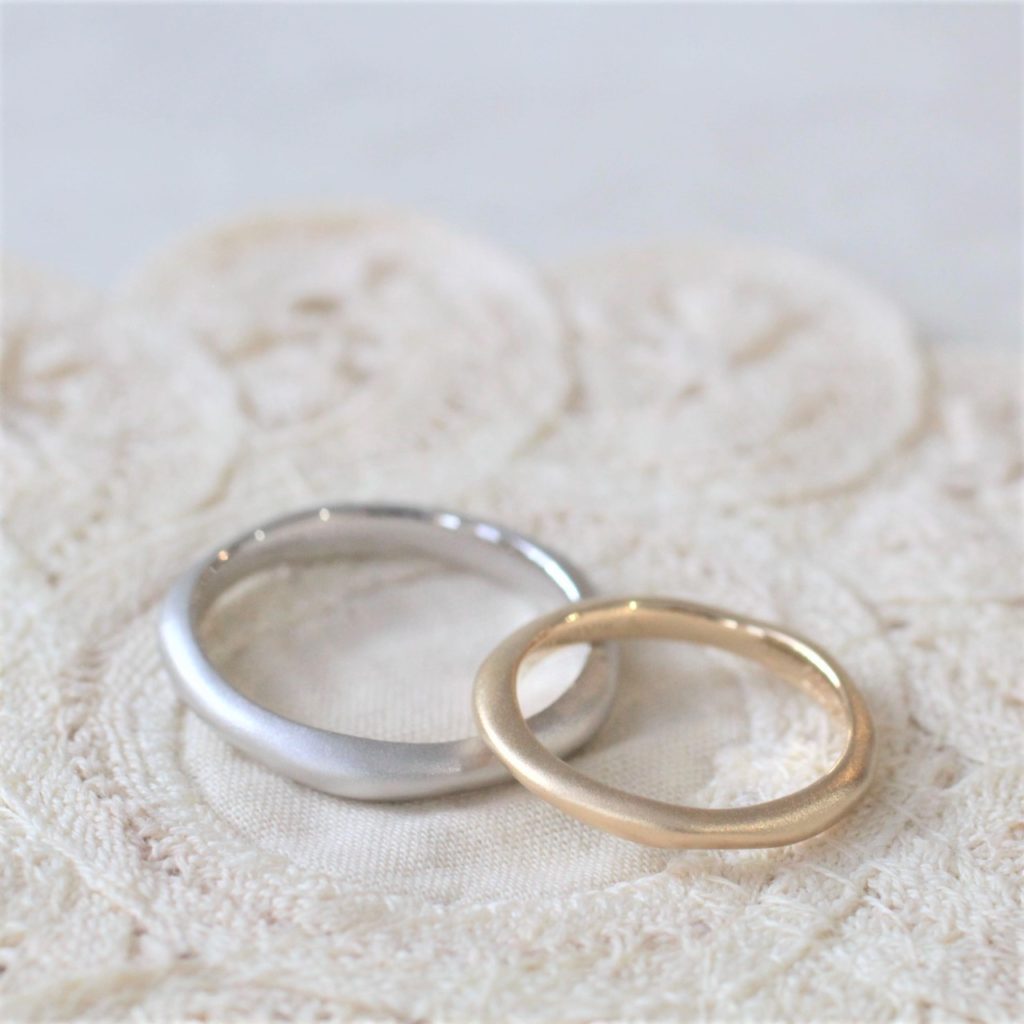 マリージュエリーの結婚指輪　プラチナとゴールドで色違い、マットな仕上げのマリッジリング　長野県軽井沢のオーダーメイド工房