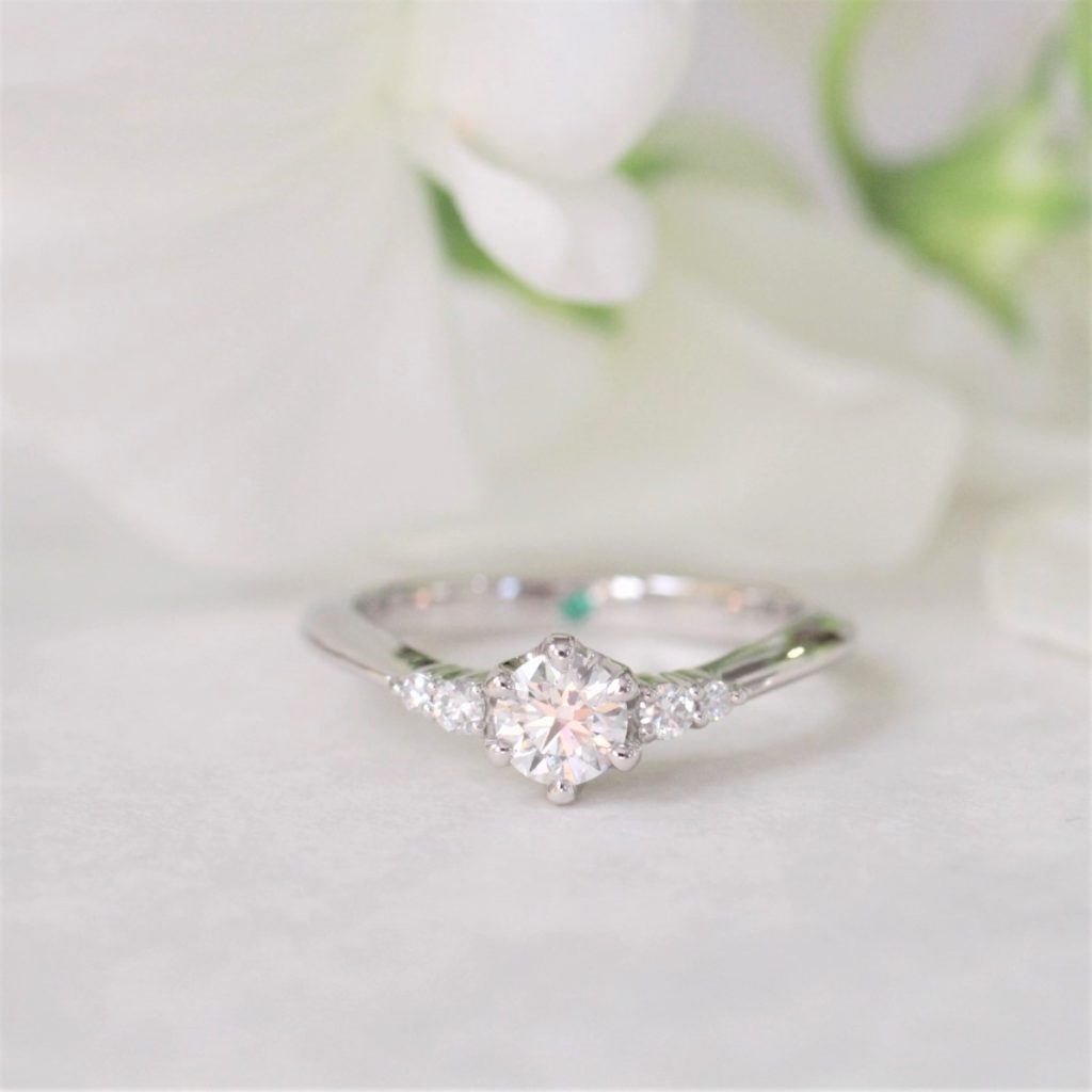マリージュエリーの婚約指輪　V字の形にダイヤモンドをあしらったエンゲージリング　内側には5月の誕生石エメラルド