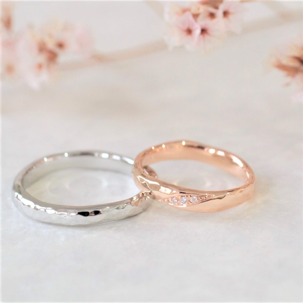 長野県軽井沢のオーダーメイド工房マリージュエリーの結婚指輪　プラチナ・ピンクゴールドでおしゃれな槌目のマリッジリング　桜みたいに華やか