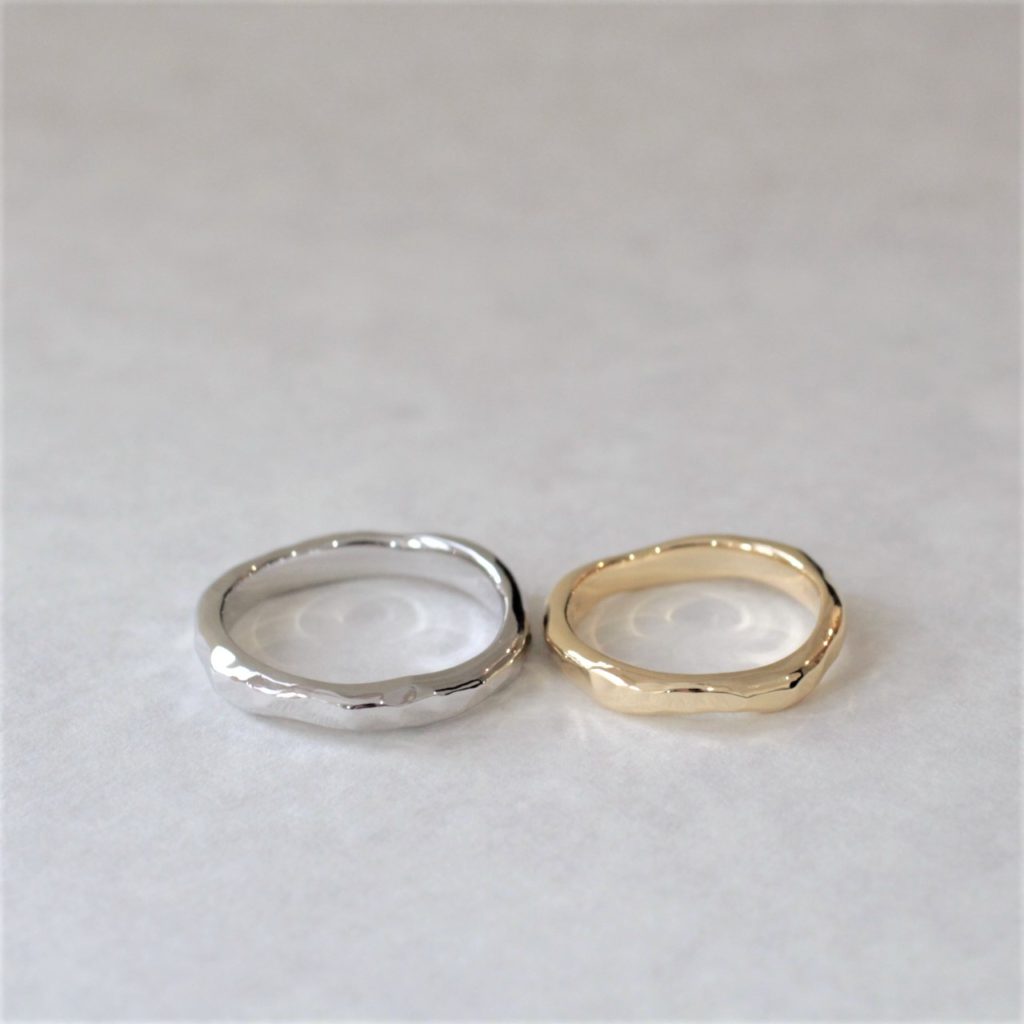 マリージュエリーの結婚指輪　槌目模様のマリッジリング　プラチナのイエローゴールドで色違い　長野県軽井沢のオーダーメイド工房