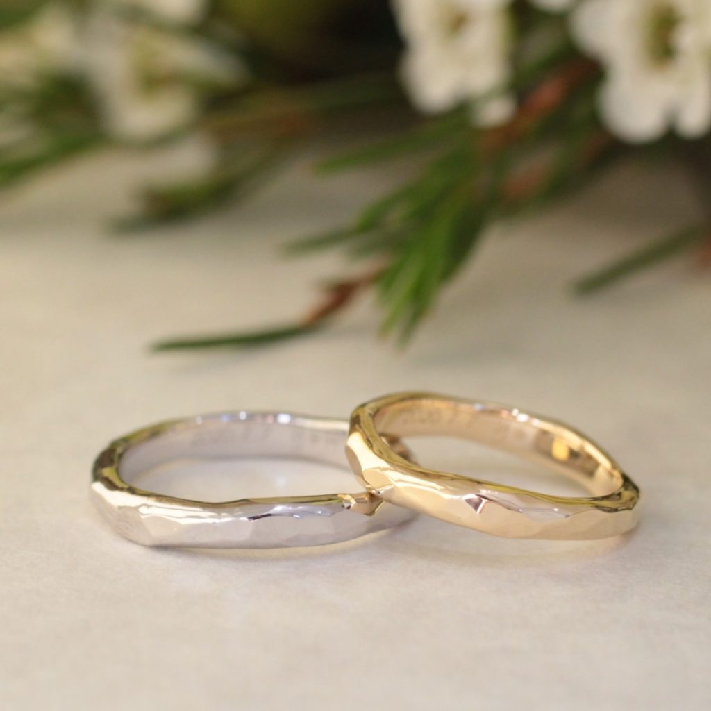 金槌を打ち付け作る、槌目模様の結婚指輪