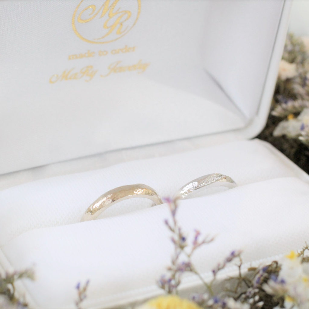 マリージュエリーの結婚指輪　長野県軽井沢のオーダーメイド工房　色違いのマリッジリング　個性的な雰囲気