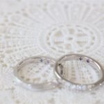 長野県軽井沢マリジュエリーの誕生石を留めた結婚指輪