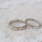 長野県軽井沢マリジュエリーのプラチナとホワイトゴールド二つの地金を使った結婚指輪
