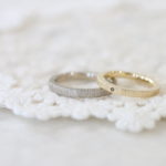 マリジュエリーのイエローゴールドとブラウンダイヤモンドの結婚指輪