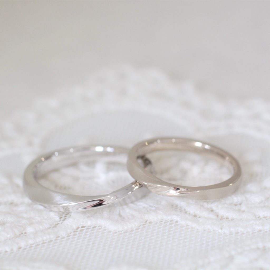 ひねりの形が美しい、色違いの結婚指輪