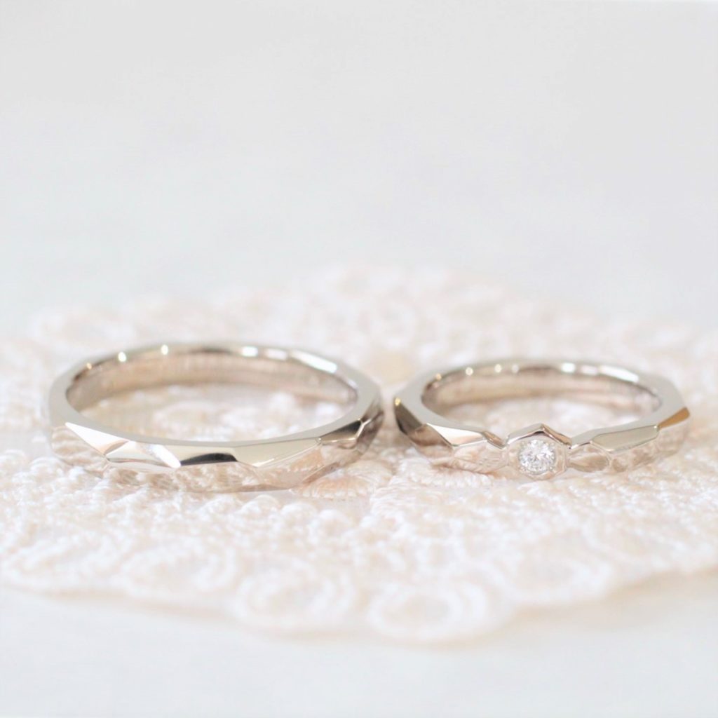 ちょっぴり個性的なデザインの削り出しで作った結婚指輪