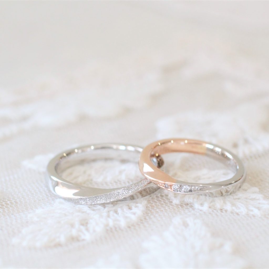 プラチナとピンクゴールド二つの地金を組み合わせた結婚指輪