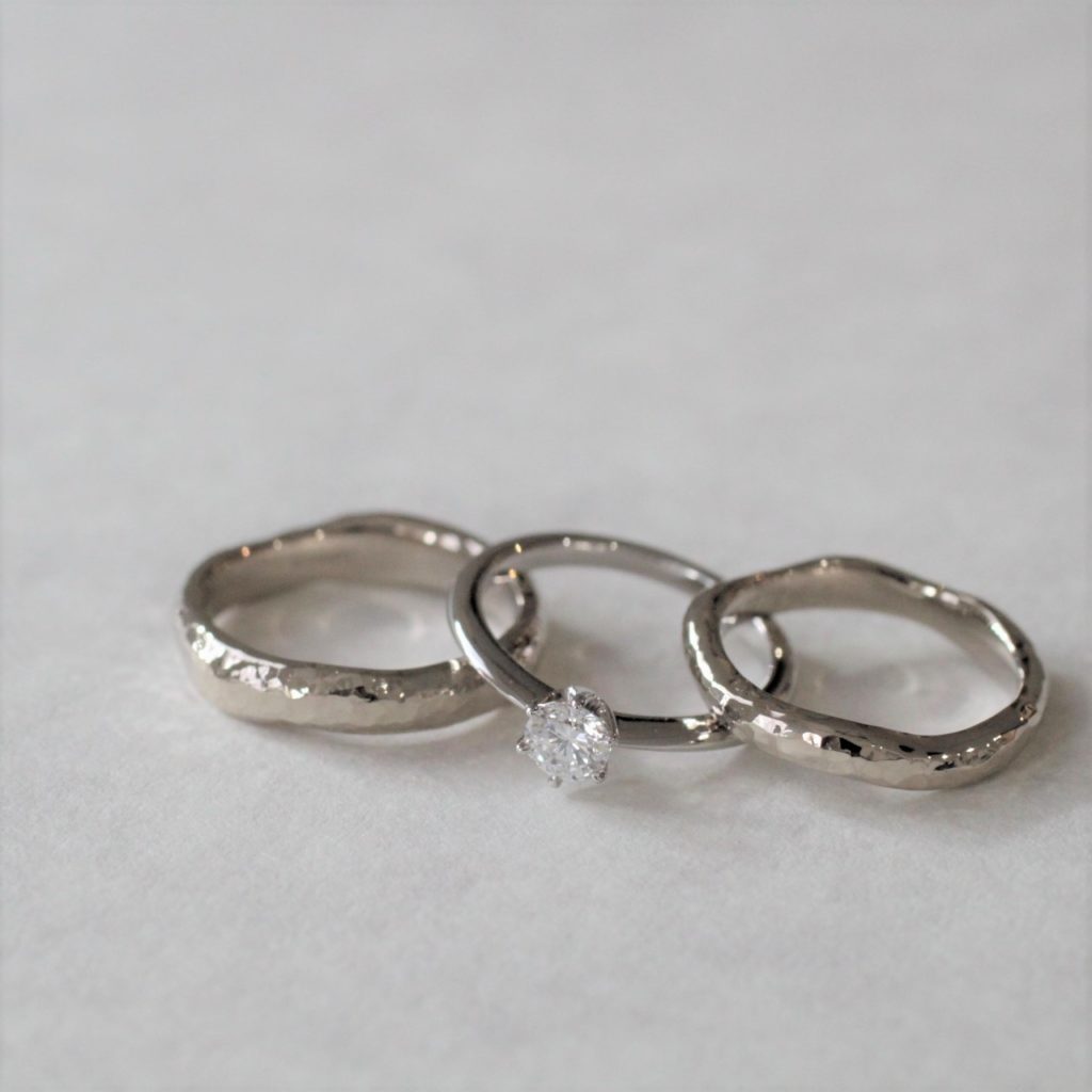 シンプルな婚約指輪と槌目模様が個性的な結婚指輪