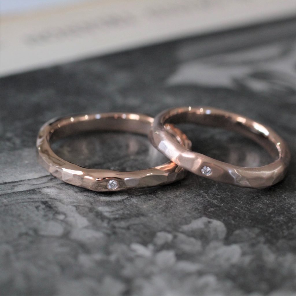 ピンクゴールドで仕立てた槌目加工の結婚指輪