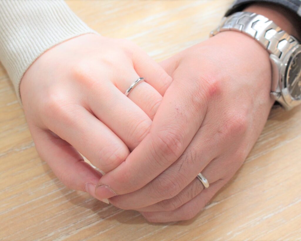 ランダムに削った面が凸凹と面白い結婚指輪