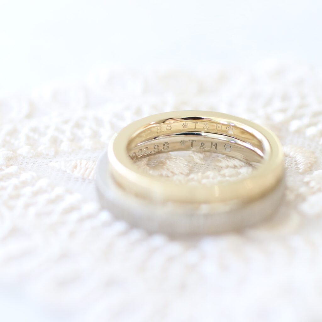 猫好きの二人のための肉球のマークが可愛い結婚指輪